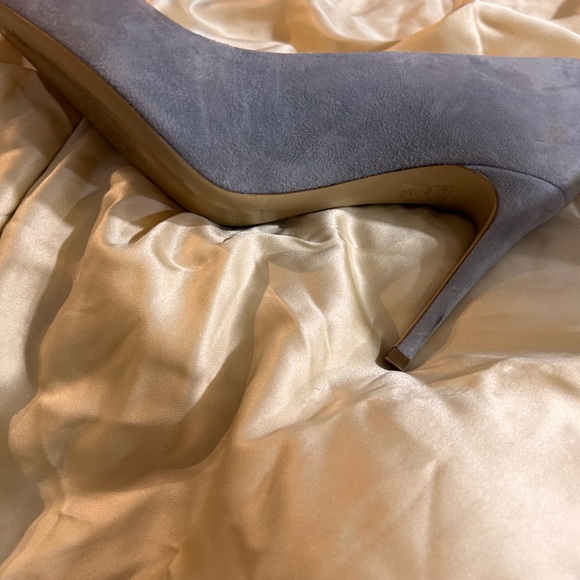 Baby blue suede pumps from M Gémi.  Never worn outside my apartment.  Fabulous! - Picture 5 of 9